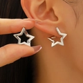 Créoles en forme d'étoile creuse en métal argenté poli pour un style minimaliste chic - Boucle d'Oreille Étoile (0983) / White Gold Color (0983)