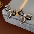 Macro di orecchini a fiocco con perle, cristalli e nappine in argento lucido - Stile Perla e Fiocco / Perno in argento-Nero