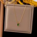 Elegante collana dorata con pendente rettangolare verde smeraldo e incastonatura a quattro griffe - XLH628 Collana Con Pendente Smeraldo Rettangolare Oro