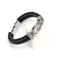 Detalle de pulsera de cuero trenzado negro con costuras blancas y cierre magnético de metal - Negro/Hebilla Plateada