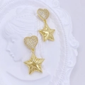 Dettaglio di orecchini a cuore dorati con zirconi e pendenti a stella su sfondo a rilievo - Orecchini a Pendente a Cuore e Stella