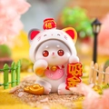 Statuetta in resina gatto portafortuna con placca d'oro e borsa Fuk sulla testa - Gatto attira soldi (A109)