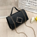 Schwarze Mini-Handtasche mit Webstruktur, goldener Kette und geometrischer Schnalle - Schwarz