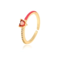 Dettaglio anello dorato regolabile con cuore rosso, smalto rosa e cristalli luminosi - Anello Aperto con Pietra a Cuore Rosso (J812-3) / Oro/Rosso