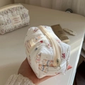 Detailansicht der gesteppten Baumwolltasche mit süßen Hunde- und Kirschmustern - Gestreifte Katze