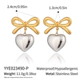 Dettaglio orecchini in acciaio con fiocco dorato e cuore argenteo e misure indicate - Oro e Argento Misto (YYE023490-P)