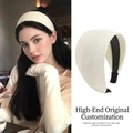 Detailansicht des cremeweißen Strickstirnbands mit Streifenmuster und schwarzer Innenseite - Cremeweiß Gestreift Strick Breit Stil / 1# Stirnband - Weiß