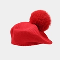 Dettaglio macro del basco in maglia rossa con pompon in ecopelliccia e trama a coste - Taglia unica / Rosso