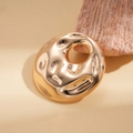 Detailansicht der runden Vintage-Goldbrosche mit gehämmerter Metalltextur und Loch - Faltige Hohle Runde Brosche / Gold