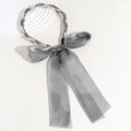 Dettaglio del cerchietto in nastro grigio con perle delicate e decoro a catena metallica - Stile Fiocco In Nastro / Grigio