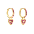 Gros plan sur boucles d'oreilles cœur en or serties de zircones roses sur fond blanc - Cœur Or Rose