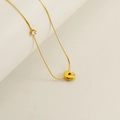Collana in acciaio al titanio dorato con intarsio in zircone e ciondolo a perla lucida - Lettera C