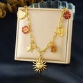 Collana in acciaio inossidabile placcato oro con ciondoli a sole, cuore e fiori rossi - Collana con Disco Solare a Più Pendenti (N3796)