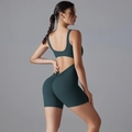 Détail de la couture froncée fessier et dos nu sur ce combishort de yoga vert foncé - Vert Forêt