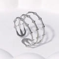 Anillo ajustable de acero inoxidable plateado estilo bambú con diseño minimalista de capas - Ajustable / Plateado