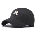 Détail d'une casquette de baseball en coton gris foncé avec broderie de la lettre R - XL (Plus de 60cm) / Gris