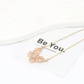 Elegante collar de acero de titanio dorado con mariposa y circonitas rosas - Rosa