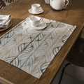 Leinen-Tischset mit blau-beigen Blattmustern auf einem dunklen Holztisch für Esszimmer - 40*60cm / Abstraktes Blattmuster
