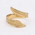 Anillo de pluma dorado ajustable en acero de titanio con textura detallada en fondo blanco - US 7 / Dorado