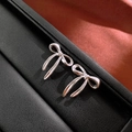 Gepolijste zilveren strik oorbellen gepresenteerd op een luxe zwarte leren sieradendoos - Grote Strik (8# Zilveren Pin-Zilver-Groot)