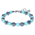 Vue macro des perles turquoise bleues et hématite argentée sur un bracelet en acier inox - Bracelet de Turquoise