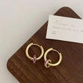 Detalle de pendientes vintage dorados con dijes de esmalte púrpura sobre bloque de madera - Cobre Bañado en Oro / Pendientes de Aro Individuales Morados
