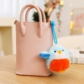 Pendentif oiseau en peluche bleu avec détails orange et lanière sur un sac rose - Martin-pêcheur