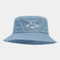 Dettaglio del cappello alla pescatora in denim azzurro con stampa di lettere bianche - M (56-58cm) / Blu Medio