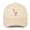 Detalle del bordado de flamenco rosa en una gorra de béisbol de algodón beige - Beige
