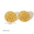 Dettaglio orecchini a cerchio 30mm in acciaio oro 18K con texture martellata e peso di 10,6g - Stile Martellato con Barra Trasversale (TE6547-G)