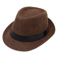 Détail d'un chapeau trilby marron foncé avec texture tressée et ruban noir élégant - café