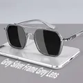 Gafas de sol modernas de metal gris plateado con lentes teñidas de gris oscuro - Gafas de sol individuales / Montura Tech Gris Plata (No fotocromática)