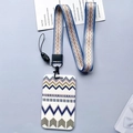 Blauer Kartenhalter mit geometrischem Muster und passendem Stoff-Umhängeband - Lila Dreieckswellen mit Lanyard