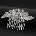 Dettaglio pettine capelli sposa in argento con fiori e foglie di strass su fondo nero - Stile 1