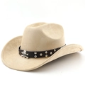 Détail du chapeau de cowboy en daim kaki avec bandeau en cuir clouté à motif de crâne - M (56-58cm) / Camel