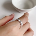 Minimalistischer Ring aus 925 Sterling Silber mit Hammerschlag-Textur am Finger - Silberner Texturring