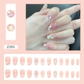 Détail de faux ongles dégradé rose avec cœurs 3D et motifs floraux élégants - Coeur de Cristal (Z395)