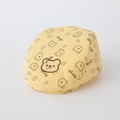 Detail van gele babyberet met berenprints en fijne geborduurde beer applicatie erop - 48cm (5-18 maanden) / Geel