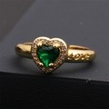 Vue macro d'une bague coeur en zircon vert avec gravure Love et placage en or 18 carats - Ouvert Réglable / Style Gravé Love avec Cœur Vert (CRO680CX)