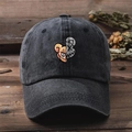 Dettaglio del cappellino vintage in cotone lavato con ricamo personalizzato di orso - Taglia unica / Nero