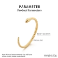 Macro-opname van gouden slangvormige roestvrijstalen armband met fijne schubbenstructuur - Gouden Slang Open Stijl (KB180718-KJX)
