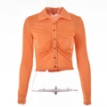 Detail van oranje geplooid vest met reverskraag en enkelrijige knoopsluiting textuur - S / Oranje