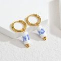 Boucles d'oreilles élégantes en acier inoxydable doré 18K avec pendentif porcelaine - Floral Bleu (E953-lan)