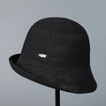 Détail d'un chapeau cloche en maille noire avec texture ajourée et emblème métallique - M (56-58cm) / Noir