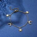 Bracciale celeste dorato in acciaio inossidabile con ciondoli stella e luna su fondo blu - Stella e Luna Strato Singolo