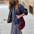 Dunkelblaue Wende-Baseballjacke mit Leopardenmuster-Futter und dunkelroter Ledertasche - S / Blau