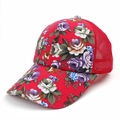 Detail der roten Baseballkappe mit Blumenmuster und atmungsaktivem Mesh-Einsatz - Verstellbar / Rot