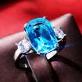 Bague en argent élégante avec zircon bleu rectangle et pierres rondes sur fond rouge - US 6 / Bleu