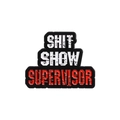 Cartoon Fuchs und Krähe Metallabzeichen mit Shit Show Supervisor Text für Rucksäcke - SHIT SHOW SUPERVISOR (Schwarz Weiß Rot)