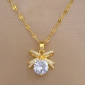 Dettaglio della collana a fiocco dorato con grande zircone e pietre incastonate - Pendaglio a Fiocco / Oro